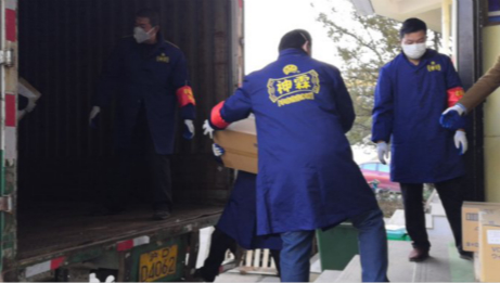 口罩手套皆医用 | 老子有钱lzyq88官网之家捐赠物资首批抵孝感